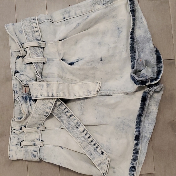 Acid wash Guess shorts by Jennifer Lopez - Picture 2 of 5